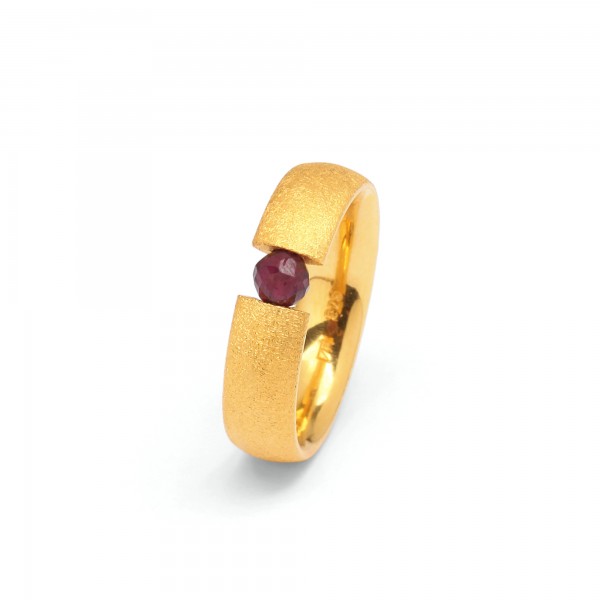 52605776 Enno Designlinie Basics Ring mit Granat und 24 Karat Goldplattierung